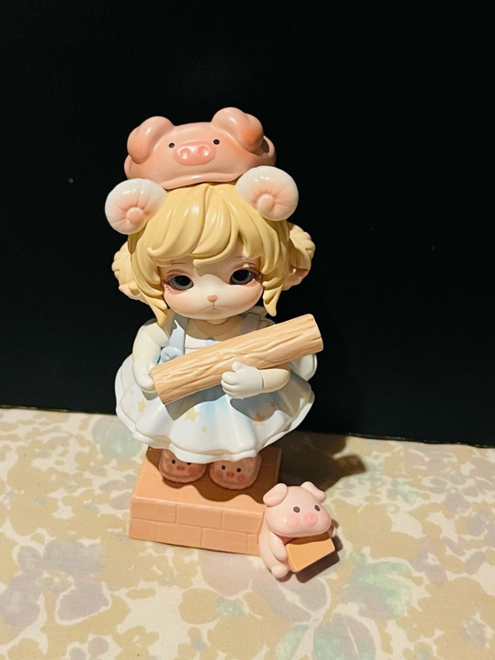 Mimia “Once Upon a Time” Three Pigs Figure with ID Card – Fairy Tale Collectible